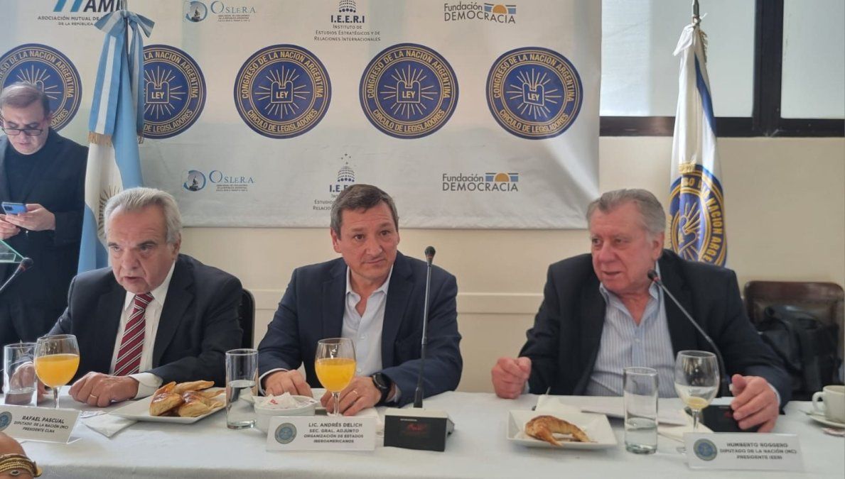 Delich entre los exlegisladores al frente del círculo