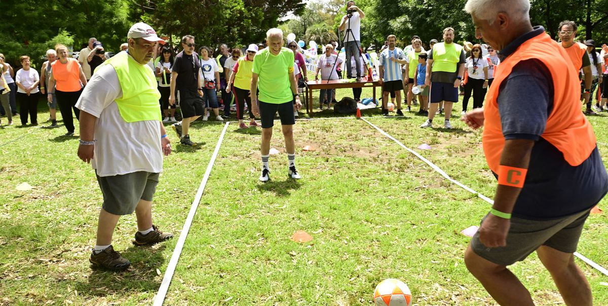 Partido de fútbol caminando para personas con obesidad y sobrepeso organizado por Fundación ALCO en parque General Paz (CABA). (Foto Fundación Alco/ Matías Martín Campaya).
