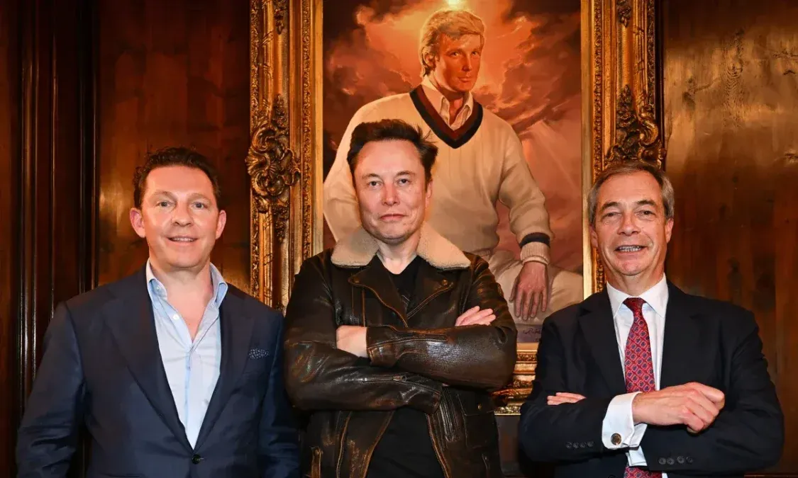 Rupert Lowel, un político británico, junto al empresario estadounidense Elon Musk, posando junto a una pintura alegórica a Donald Trump, el presidente de Estados Unidos.