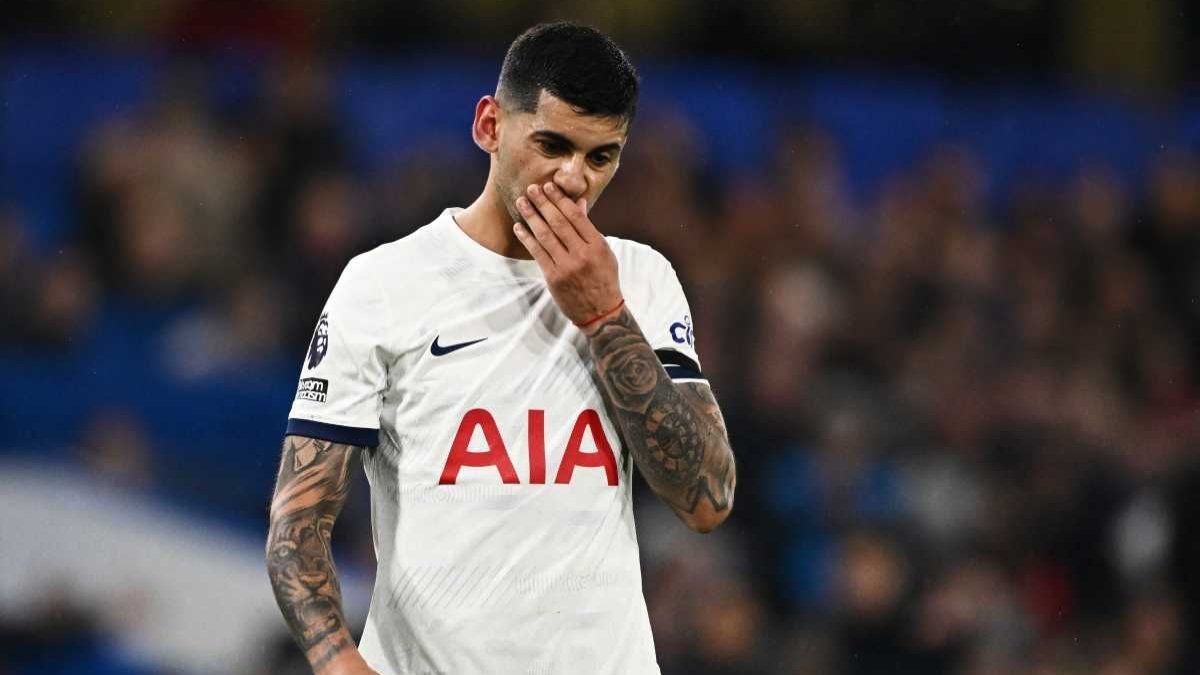 Cristian “Cuti” Romero sufrió un esguince de rodilla y estará varias semanas fuera de las canchas. Cristian “Cuti” Romero sufrió un esguince de rodilla y estará varias semanas fuera de las canchas.