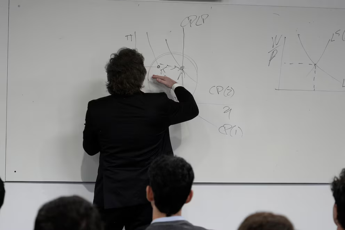 Javier Milei durante la clase en Udesa el lunes 18/5. Javier Milei durante la clase en Udesa el lunes 18/5.