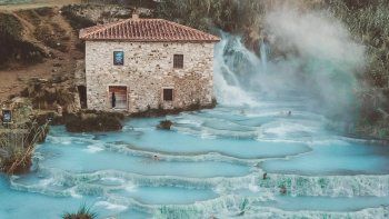 un paraiso natural de aguas termales en forma de cascada un paraiso natural de aguas termales en forma de cascada