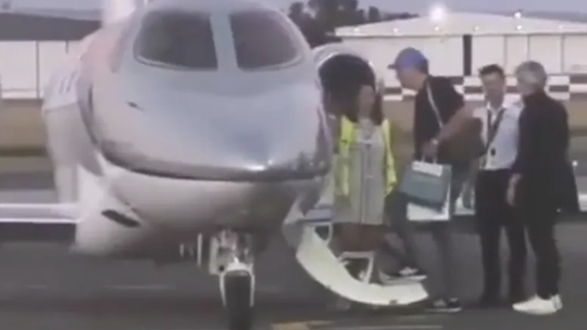 Manuel Adorni, su familia y Marcelo Grandio en el momento en el que se embarcaban hacia Punta del Este en el avión privado.&nbsp;