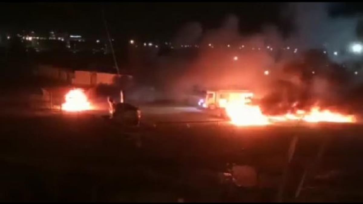 Quema de autos de los barrabravas en Aldosivi.