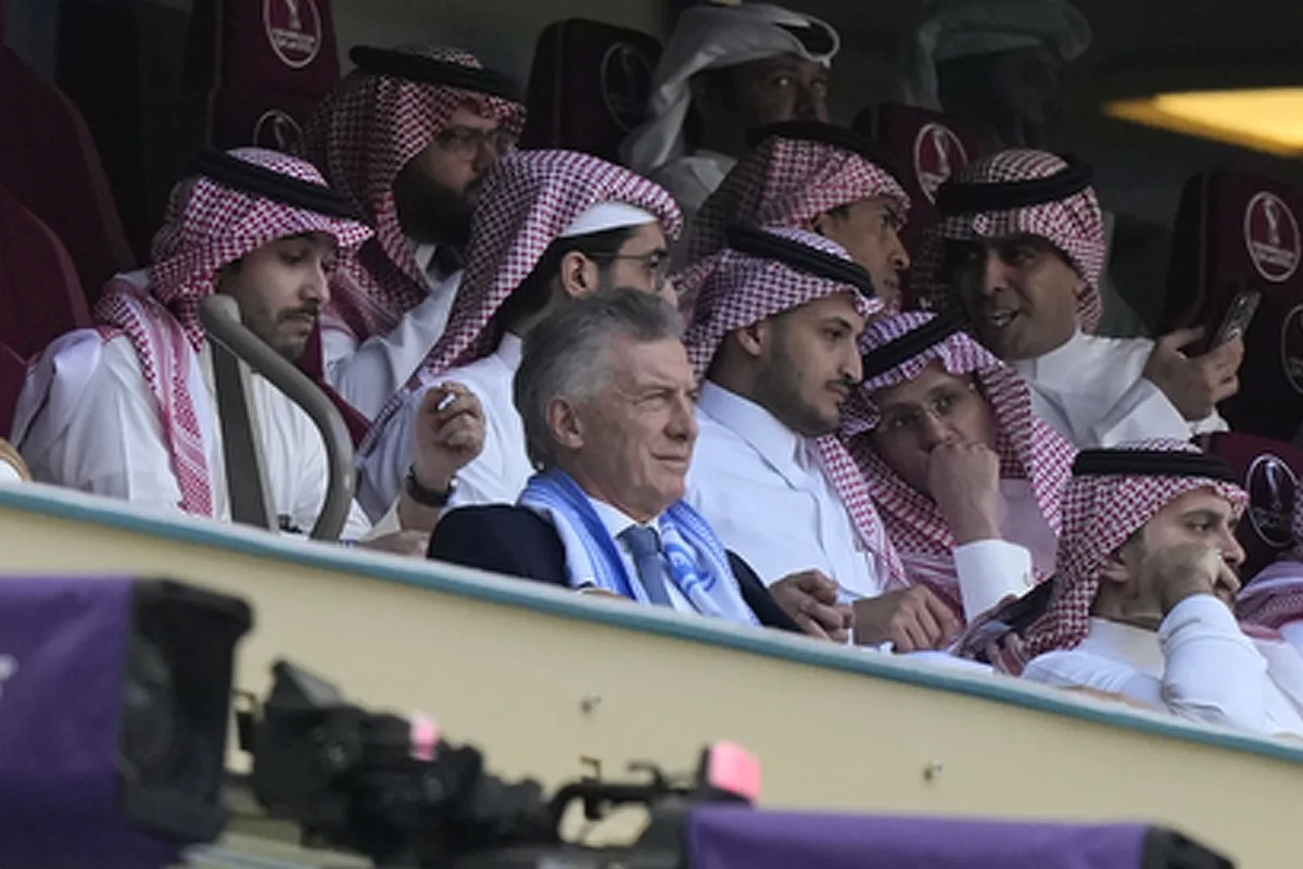 Mauricio Macri en Qatar junto a los de la Casa Real.
