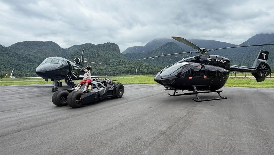 Neymar sobre su Batmóvil, una réplica de edición limitada que forma parte de su impactante flota de vehículos de lujo.