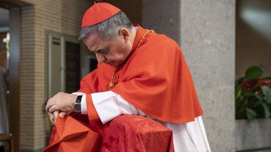 Angelo Becciu y otras 9 personas fueron a juicio en el Vaticano.