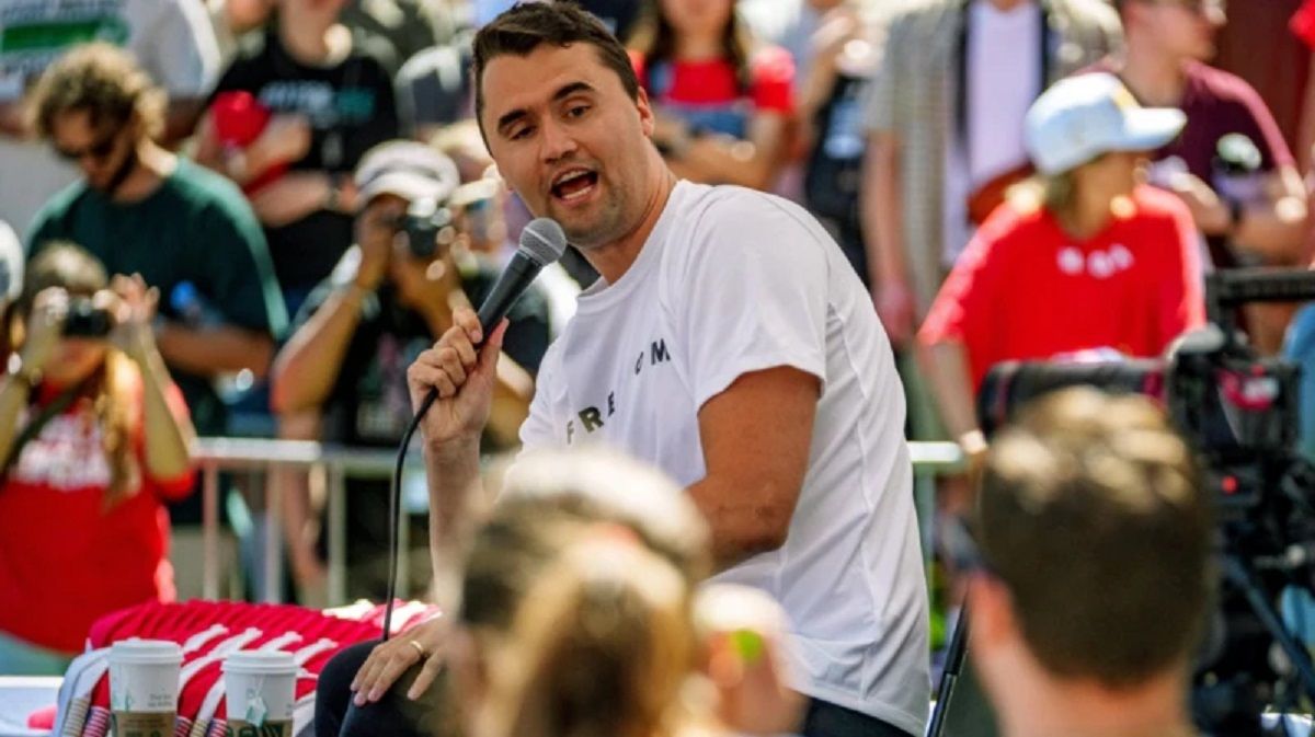 Charles James Kirk: 14/10/1993 al 10/09/2025. Charles James Kirk: 14/10/1993 al 10/09/2025.