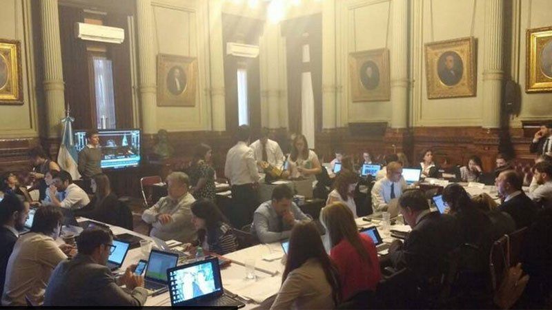 El equipo de asesores que asiste a Peña para responder las preguntas de los senadores (Foto: Clarín).