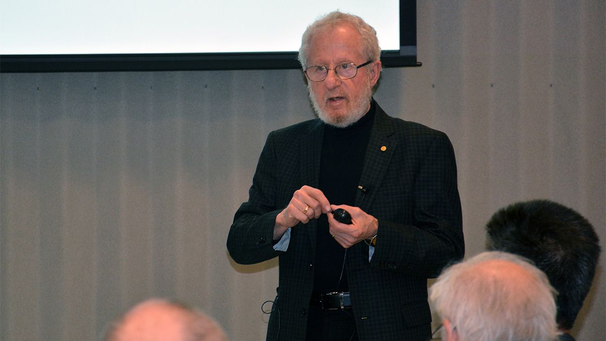El físico estadounidense, Alan Heeger, se hizo famoso por transformar la electrónica global y revolucionó la tecnología moderna. El físico estadounidense, Alan Heeger, se hizo famoso por transformar la electrónica global y revolucionó la tecnología moderna.