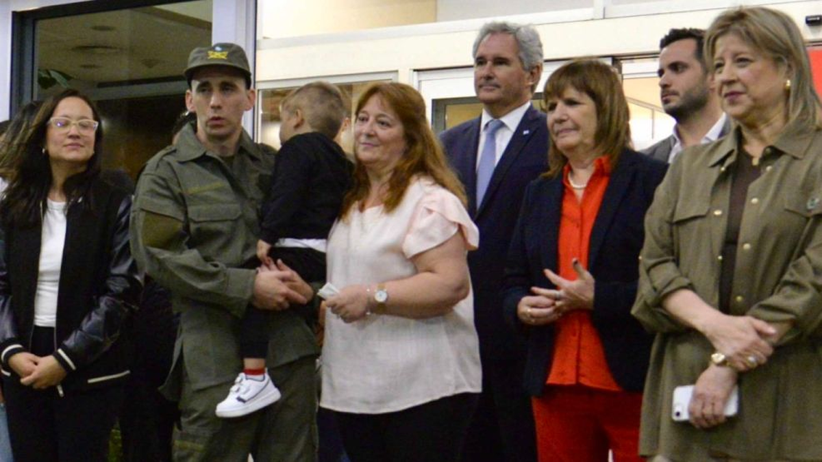 De madrugada, todos juntos para la foto con el gendarme De madrugada, todos juntos para la foto con el gendarme