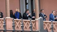 Javier Milei haciendo el six seven en el balcón de la Casa Rosada (Foto: Captura de video)