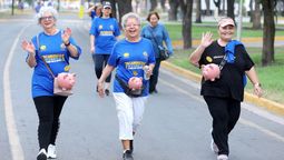La tercera edad ya encontró recompensa material por las caminatas y los pasos que se acumulan devengan premios. La tercera edad ya encontró recompensa material por las caminatas y los pasos que se acumulan devengan premios.