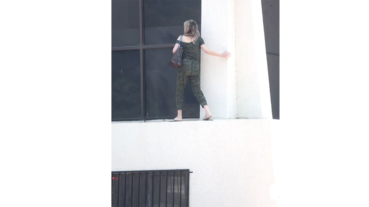 La actriz camina por una cornisa (Foto: Daily Mail). La actriz camina por una cornisa (Foto: Daily Mail).