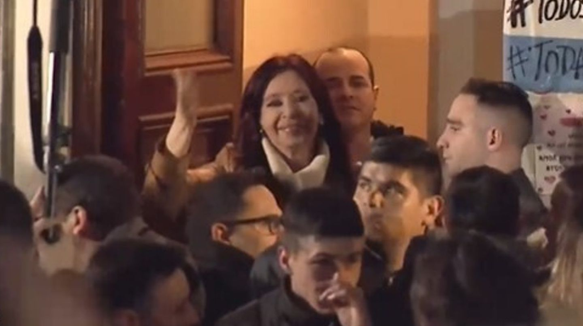 Cristina Kirchner a punto de ingresar a su domicilio. Foto: TN.