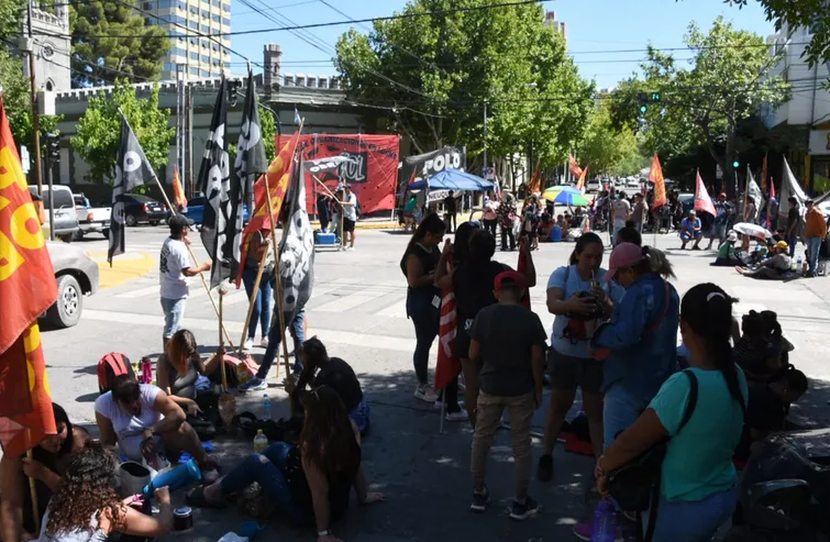 Tras 48 horas de protesta la semana pasada, el Gobierno de Neuquén se comprometió a una reunión para este lunes 20/03. Pero no pudo contener a las organizaciones sociales que desde hoy martes continuarán con más medidas de fuerza.