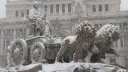 La fuente de Cibeles, uno de los grandes símbolos de Madrid, luce cubierta de nieve tras el paso de la borrasca Francis en la capital. La fuente de Cibeles, uno de los grandes símbolos de Madrid, luce cubierta de nieve tras el paso de la borrasca Francis en la capital.