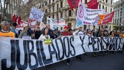 Javier Milei difícilmente haya visto desde el balcón de su despacho a los Jubilados que marcharon desde el Congreso de la Nación hacia Plaza de Mayo en una nueva jornada de protesta contra el gobierno. Javier Milei difícilmente haya visto desde el balcón de su despacho a los Jubilados que marcharon desde el Congreso de la Nación hacia Plaza de Mayo en una nueva jornada de protesta contra el gobierno.