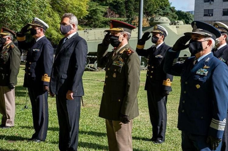 El ministro de Defensa Rossi junto a personal de las FF.AA. , todos con barbijo en la foto al público