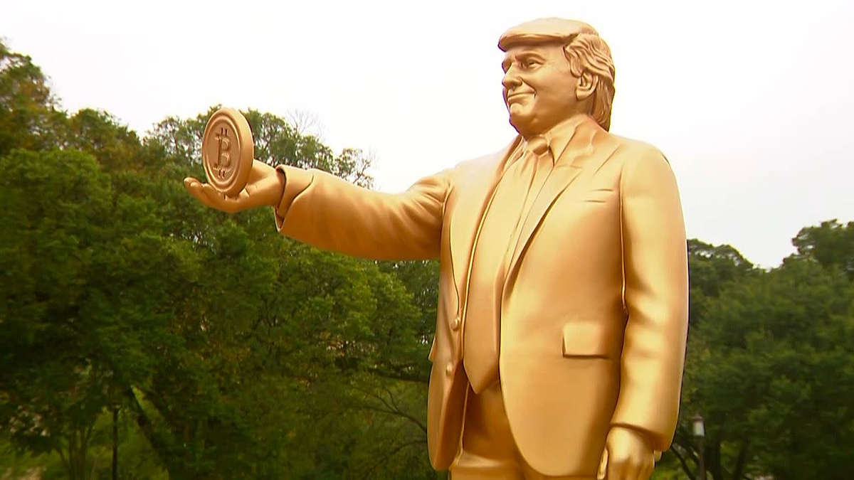 Cripto presidente: estatua dorada de Trump sosteniendo Bitcoin frente al Capitolio. Cripto presidente: estatua dorada de Trump sosteniendo Bitcoin frente al Capitolio.