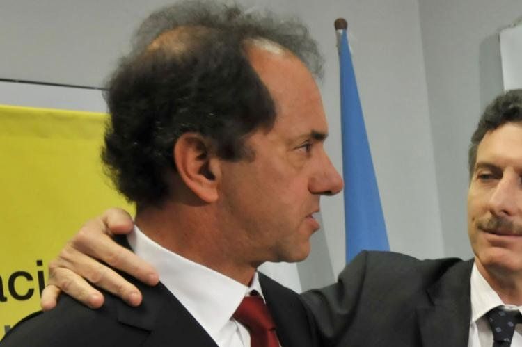 Mauricio Macri saluda a Daniel Scioli: cosa del pasado.