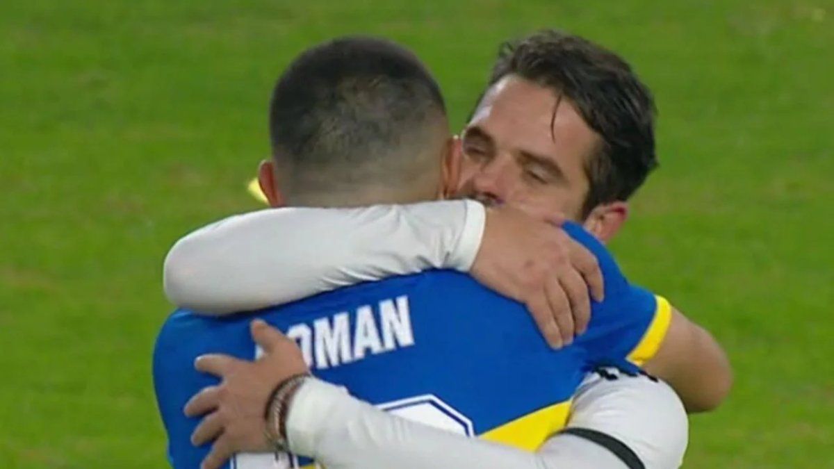 Riquelme busca a Fernando Gago