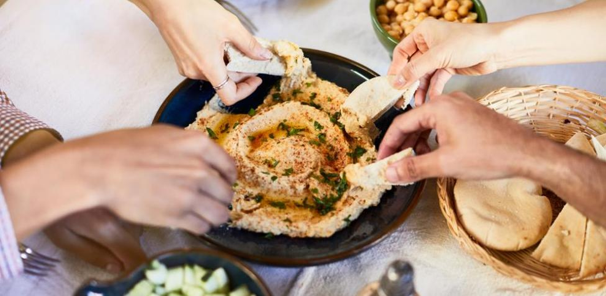 El hummus alcanzó una gran popularidad en territorios lejanos a Oriente Medio, como Europa u Occidente. Hoy en día, ya no es raro ver personas de otras culturas preparando hummus y adaptándolo a sus gustos. El hummus alcanzó una gran popularidad en territorios lejanos a Oriente Medio, como Europa u Occidente. Hoy en día, ya no es raro ver personas de otras culturas preparando hummus y adaptándolo a sus gustos.