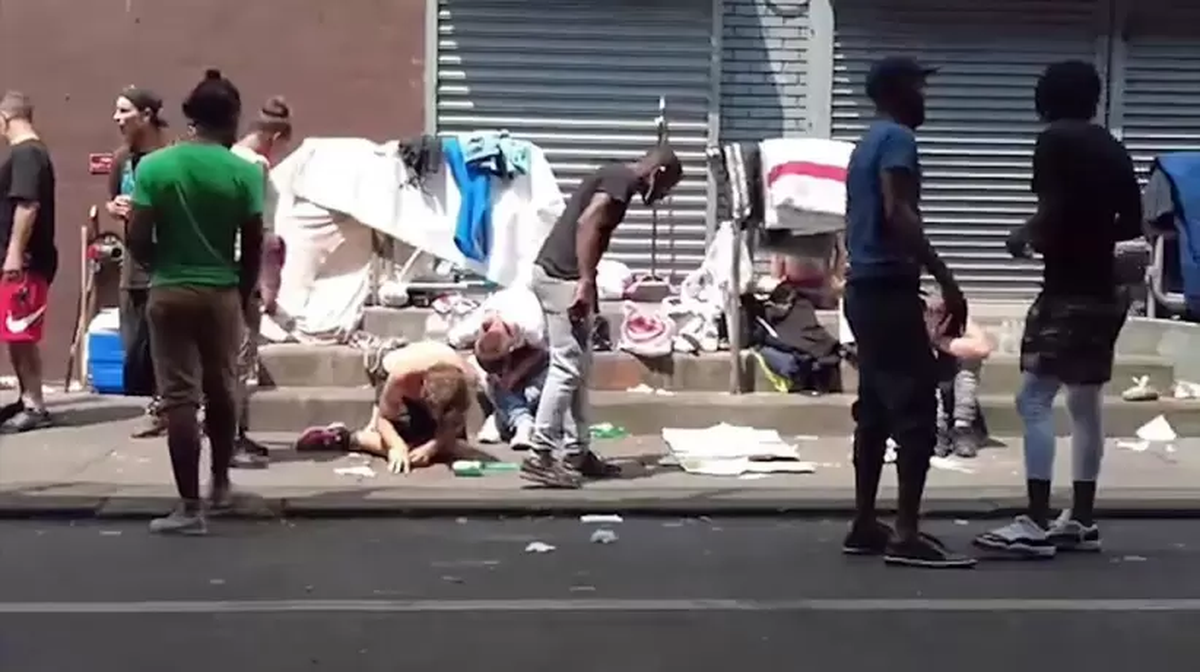 'Zombies' en las calles por abuso de sustancias con fentanilo: epidemia que mata a 800.000 estadounidenses al año. 'Zombies' en las calles por abuso de sustancias con fentanilo: epidemia que mata a 800.000 estadounidenses al año.