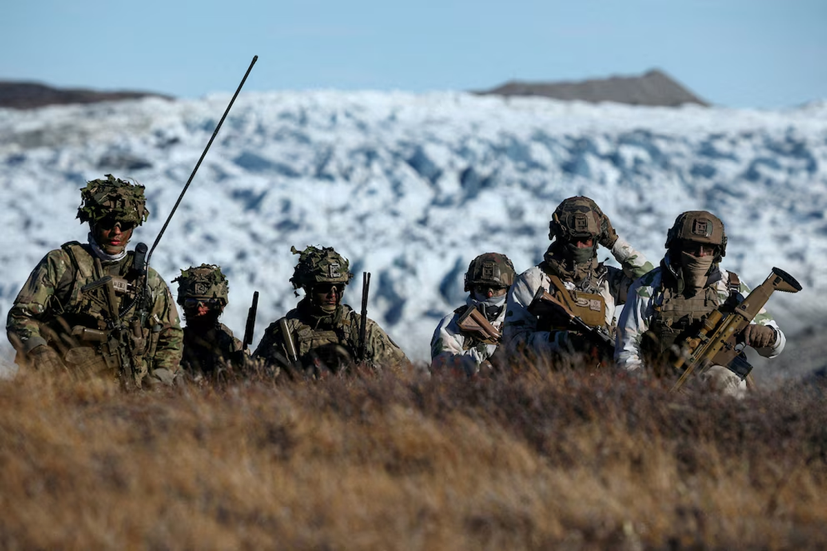 Tropas danesas practican la búsqueda de posibles amenazas durante un ejercicio militar, mientras unidades de la guardia nacional de Dinamarca, Suecia y Noruega, junto con tropas danesas, alemanas y francesas, participan en ejercicios militares conjuntos en Kangerlussuaq, Groenlandia (REUTERS/Guglielmo Mangiapane/Foto de archivo) Tropas danesas practican la búsqueda de posibles amenazas durante un ejercicio militar, mientras unidades de la guardia nacional de Dinamarca, Suecia y Noruega, junto con tropas danesas, alemanas y francesas, participan en ejercicios militares conjuntos en Kangerlussuaq, Groenlandia (REUTERS/Guglielmo Mangiapane/Foto de archivo)