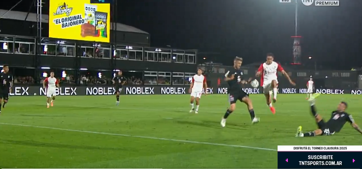 ¿Error u omisión? La infracción de Barbieri en el 94' de juego que el VAR ni quiso atender... ¿Error u omisión? La infracción de Barbieri en el 94' de juego que el VAR ni quiso atender...