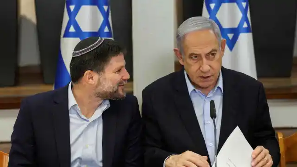 El ministro ultra Bezalel Smotrich junto a Benjamín Netanyahu. Reuters El ministro ultra Bezalel Smotrich junto a Benjamín Netanyahu. Reuters