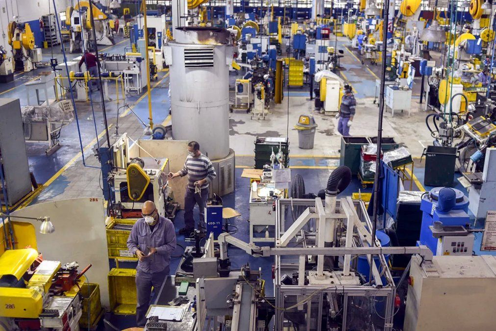 Motosierra descontrolada: En el 1er año de Javier Milei cerraron 11.000 empresas