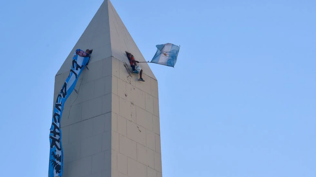 La cúpula del Obelisco copada por hinchas irracionales