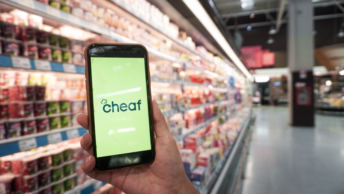 Cheaf llega a Argentina para vender excedentes de supermercados y restaurantes con hasta 65% de descuento. La app, aliada con Cencosud, inicia en Buenos Aires y planea expandirse rápidamente por el país. Cheaf llega a Argentina para vender excedentes de supermercados y restaurantes con hasta 65% de descuento. La app, aliada con Cencosud, inicia en Buenos Aires y planea expandirse rápidamente por el país.