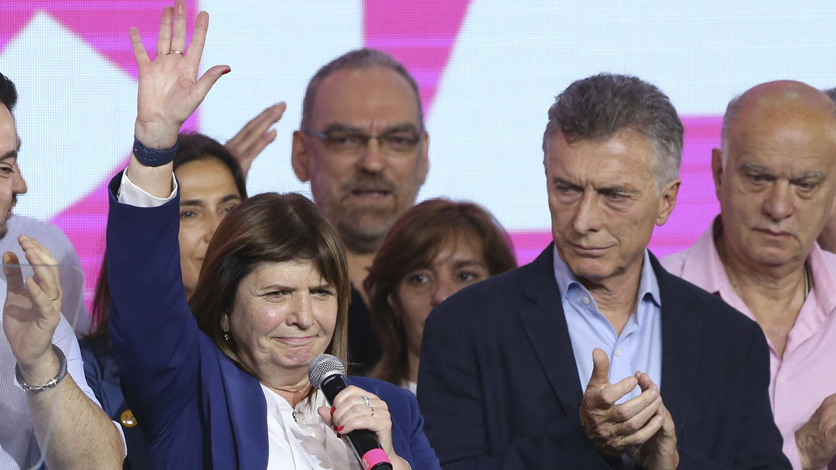 Mauricio Macri defendió a Patricia Bullrich y acusó a los radicales de pedirle que cambie su discurso el domingo 22 a la noche tras confirmarse su derrota electoral. Mauricio Macri defendió a Patricia Bullrich y acusó a los radicales de pedirle que cambie su discurso el domingo 22 a la noche tras confirmarse su derrota electoral.