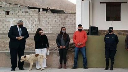 Insólito: Un perro orinó sobre la intendenta en pleno discurso