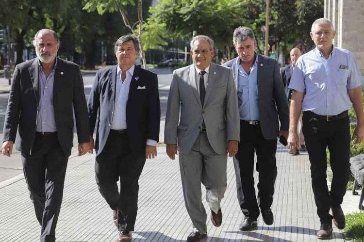 Los dirigentes de la Mesa de Enlace al llegar a la sede del ministerio de Agricultura, para reunirse con Luis Basterra (Foto NA).
