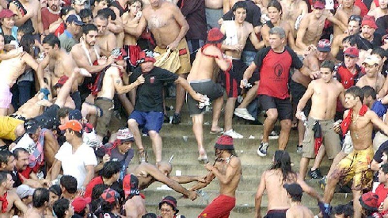 Es la imagen que las 'nuevas barrabravas' (ultraprofesionales) pretenden desmentir. Es la imagen que las 'nuevas barrabravas' (ultraprofesionales) pretenden desmentir.