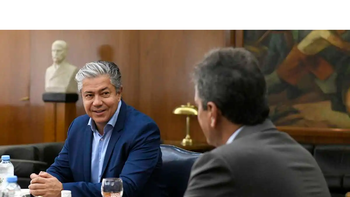 Rolando Figueroa y Sergio Massa se reunieron ayer por el tema de las represas hidroeléctricas y la polémica por su manejo una vez que venzan las concesiones. Rolando Figueroa y Sergio Massa se reunieron ayer por el tema de las represas hidroeléctricas y la polémica por su manejo una vez que venzan las concesiones.