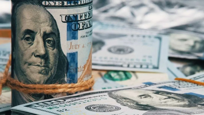 Dólar blue sigue cayendo mientras el BCRA devalúa más fuerte