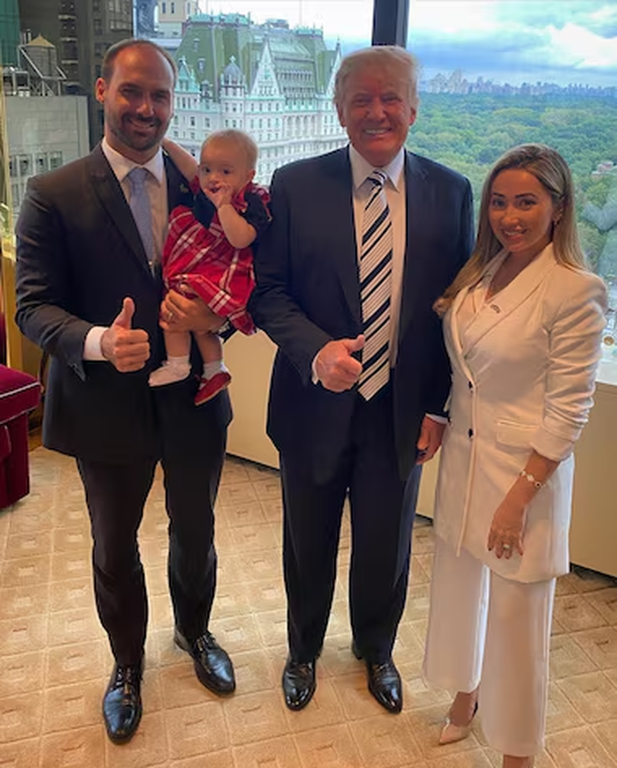 Eduardo Bolsonaro junto a Donald Trump. Eduardo Bolsonaro junto a Donald Trump.