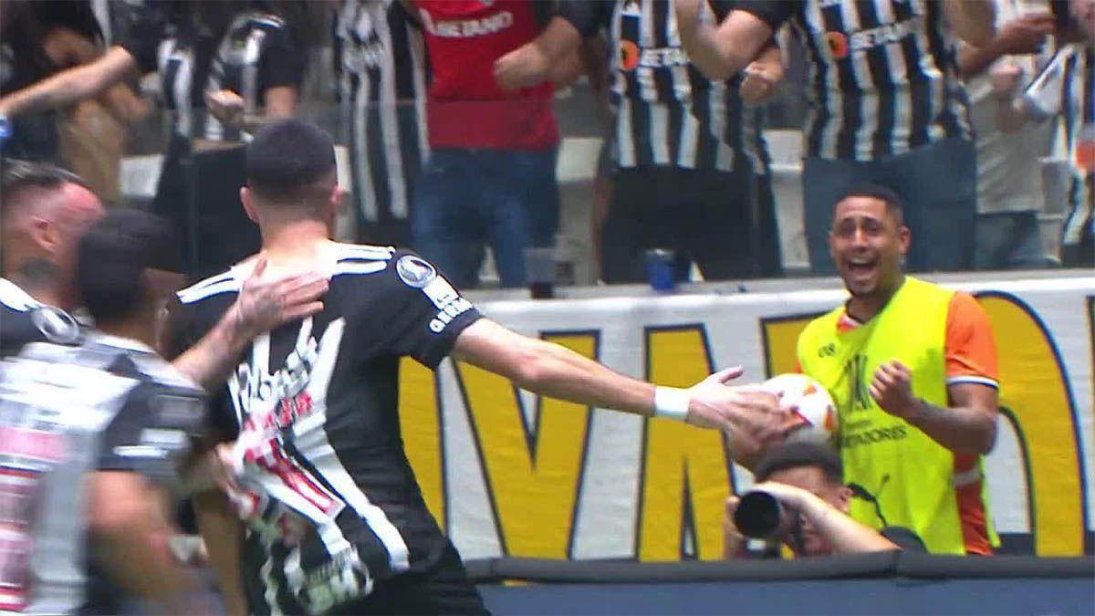 San Lorenzo se quedó afuera de la Copa Libertadores pero una de las polémicas la dio Rodrigo Battaglia con un provocador gesto sumada la actuación del árbitro. San Lorenzo se quedó afuera de la Copa Libertadores pero una de las polémicas la dio Rodrigo Battaglia con un provocador gesto sumada la actuación del árbitro.