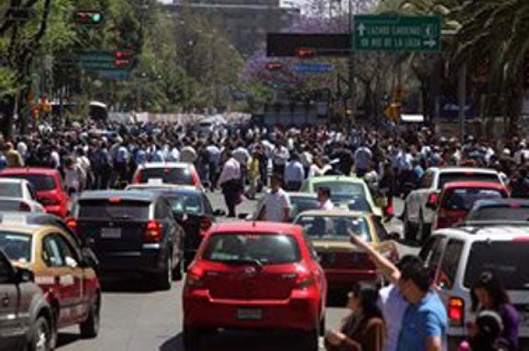 Hubo pánico en las calles por el temblor. (Foto: El Universal de México)