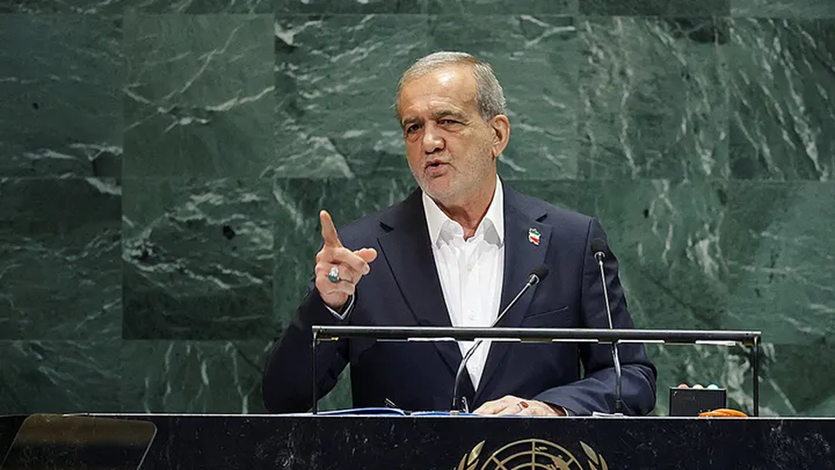 El presidente iraní, Masoud Pezeshkian, acusó a Estados Unidos de una "grave traición" ante la Asamblea General de las Naciones Unidas el 24 de septiembre de 2025 en la ciudad de Nueva York. (Jeenah Moon/Reuters) El presidente iraní, Masoud Pezeshkian, acusó a Estados Unidos de una "grave traición" ante la Asamblea General de las Naciones Unidas el 24 de septiembre de 2025 en la ciudad de Nueva York. (Jeenah Moon/Reuters)
