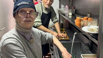 Jubilados y adultos mayores cocinan y atienden en un restorán en Villa Crespo