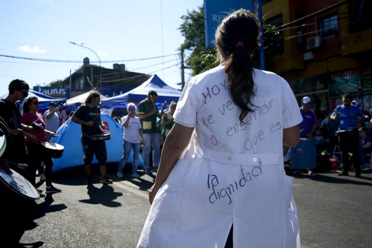 En salud, el conflicto pegó un salto luego del acuerdo de las cúpulas gremiales con el gobierno, que el personal rechazó desde los hospitales y acampes. En salud, el conflicto pegó un salto luego del acuerdo de las cúpulas gremiales con el gobierno, que el personal rechazó desde los hospitales y acampes.
