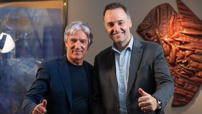 Escándalo: El amigo de Adorni intentó hablar con una testigo mientras declaraba