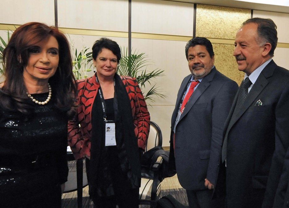 Yasky, sonriente junto a la Presidente y al sindicalista de la UOCRA, Gerardo Martínez, y la secretaria general de la Confederación Sindical Internacional, Saran Burrow, en Cannes. 02/11/2011 (Foto: Presidencia/Télam).