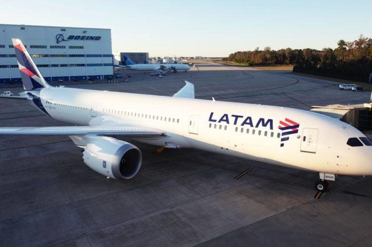 LATAM también realiza vuelos especiales, igual que Aerolíneas Argentinas. Muchísimos argentinos había en el exterior.