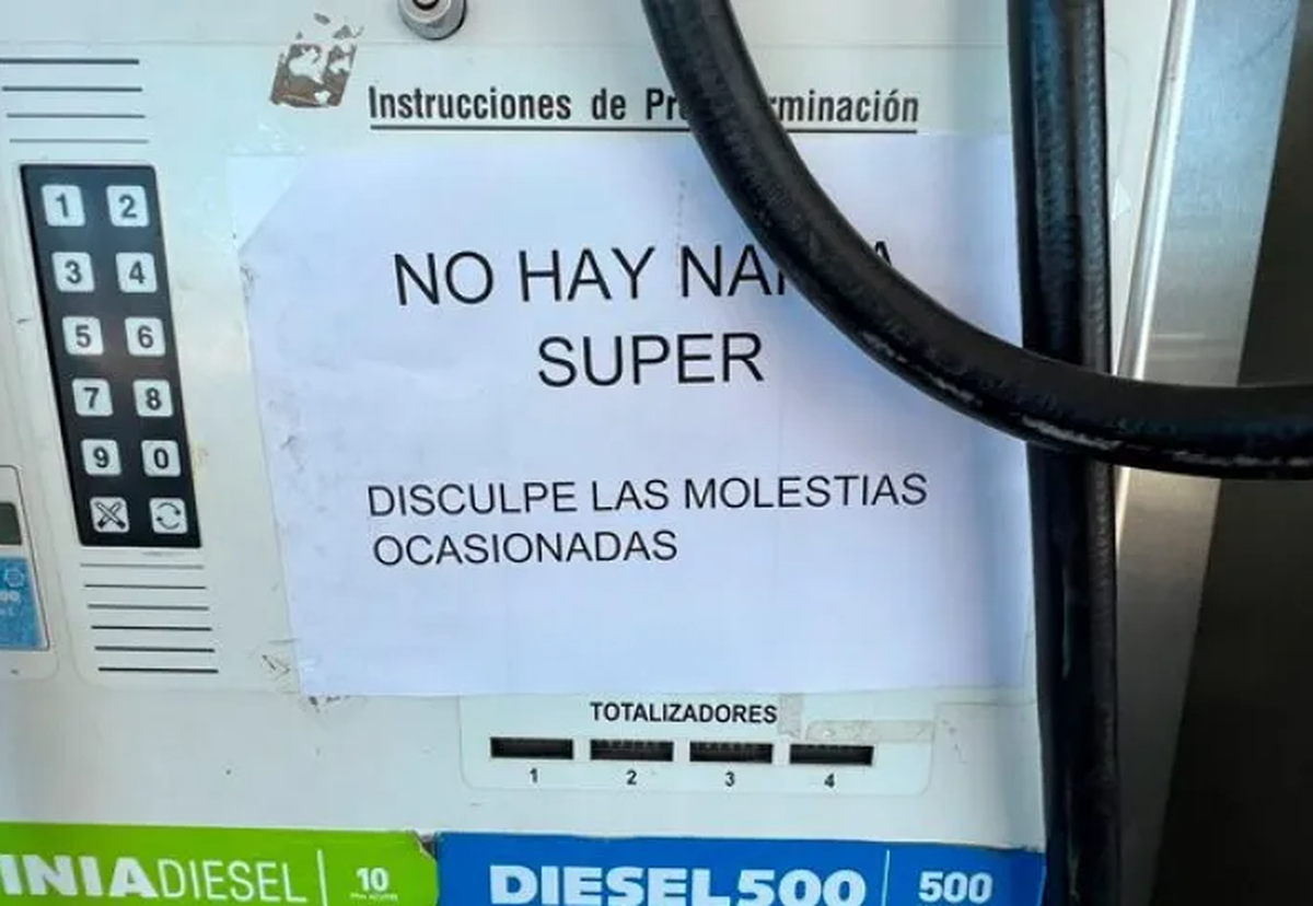 El tesorero de CECHA afirmó que el desabastecimiento de combustible se registra en todas las estaciones de servicio de todas las banderas, y en menor medida, en las de YPF. El tesorero de CECHA afirmó que el desabastecimiento de combustible se registra en todas las estaciones de servicio de todas las banderas, y en menor medida, en las de YPF.